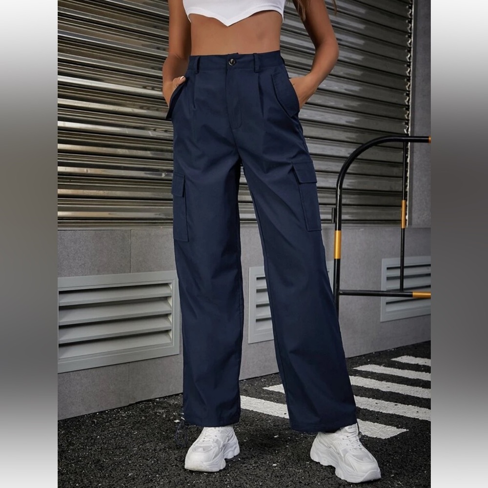 Wide leg Lightweight Cargo & Parachute
Pants XS Navy. 90s Y2K pants. Like new!